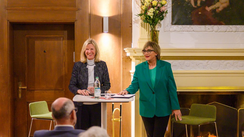 Katja Wildermuth und Simone Fleischmann vor dem Publikum.