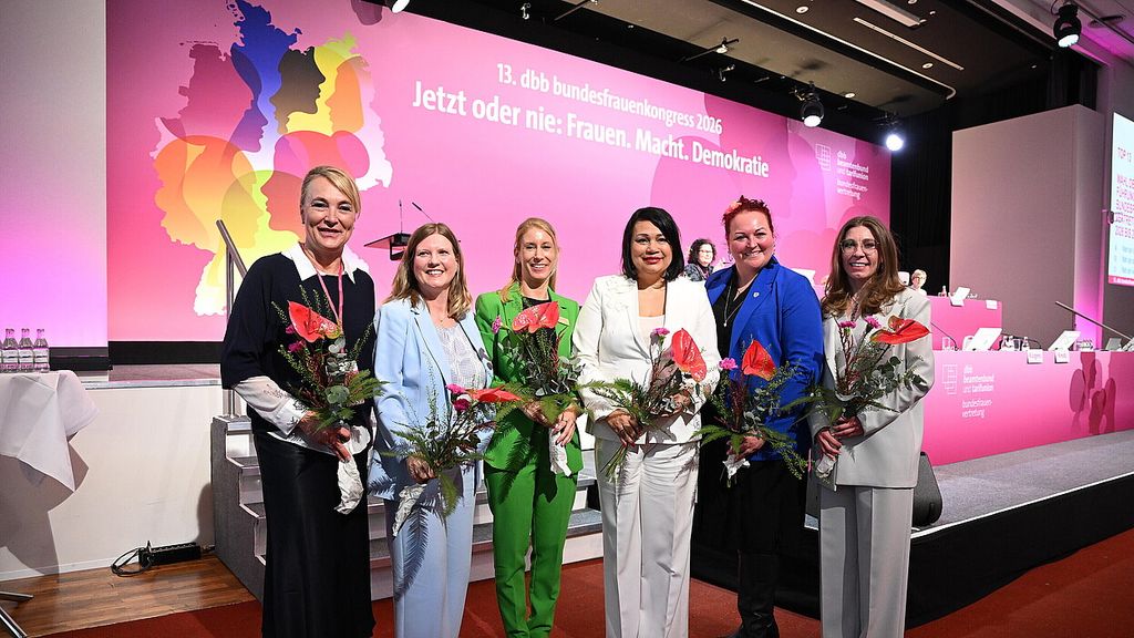 Das ist die neue Geschäftsführung der dbb frauen: (v.L.:) Sandra Schäfer, Bayerischer Beamtenbund - BBB (Beisitzerin), Synnöve Nüchter, dbb berlin (Beisitzerin), Tanja Küsgens, Verband Bildung und Erziehung - VBE (stellv. Vorsitzende), Milanie Kreutz, Deutsche Steuergewerkschaft - DSTG (Vorsitzende), Martina Scherer, Deutscher Philologenverband - DPhV (Beisitzerin) und Valentina van Dornick, komba gewerkschaft (Beisitzerin). Foto: Marco Urban