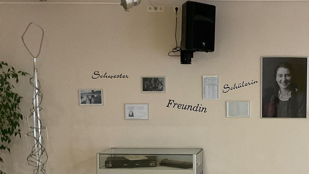 Die Erinnerungswand in der Städtischen Realschule Rosenheim