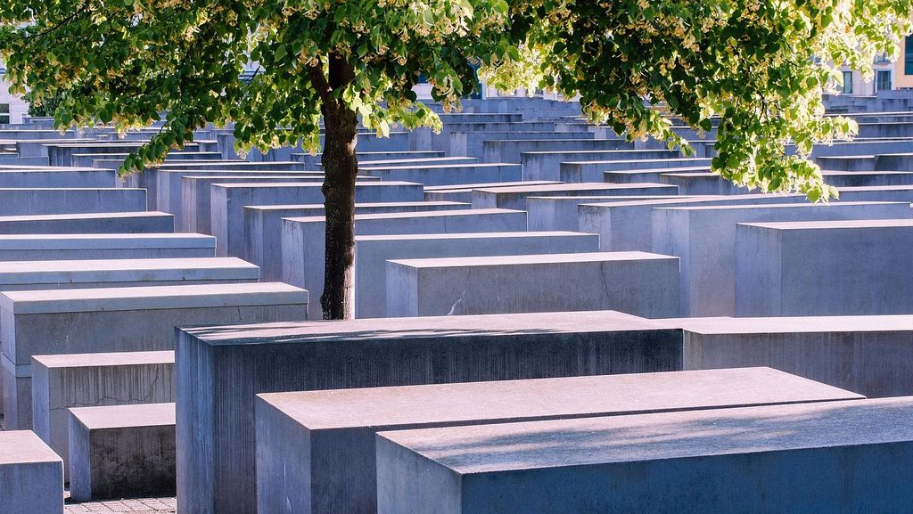 Holocaust_Denkmal_mit_Baum_169.jpg