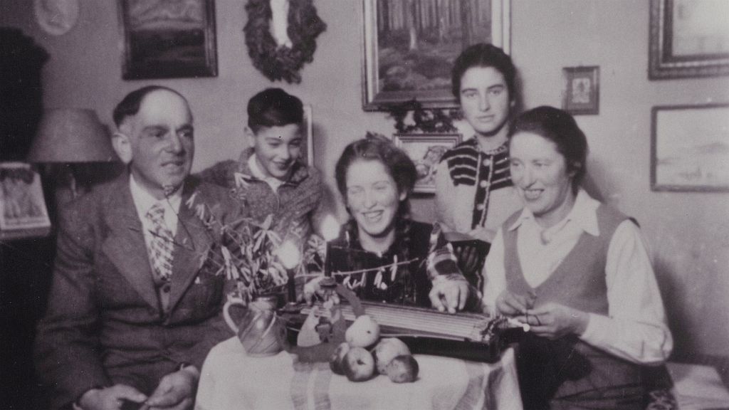 Private Aufnahme: Elisabeth Block mit Familie, Schwester Gertrud und der Zither