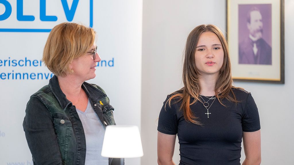 (Links) Schulleiterin Almut Wahl (Mittelschule an der Feldbergstraße München) mit ihrer Schülerin Bogdana (rechts). 