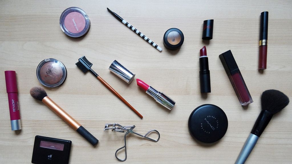 Mit den Hilfsmitteln, die in Schmink-Tutorials verwendet werden, verdienen Influencer viel Geld - und die Industrie, die sie bezahlt, noch mehr ...