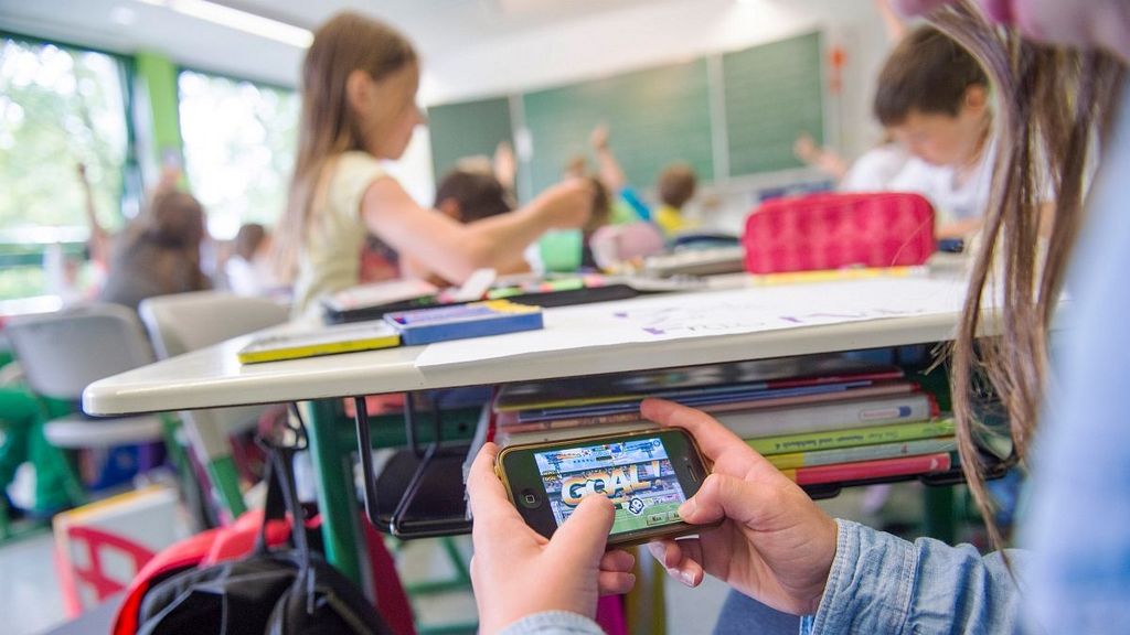 Kein Empfang, keine Ablenkung, kein Spicken? Klingt nach einfacher Lösung, geht aber am Problem vorbei …