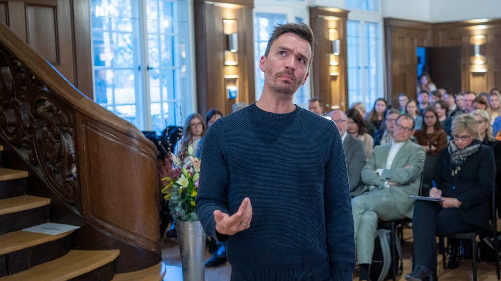 Bild: Hinterfragt vieles kritisch am Bildungssystem: Bob Blume beim BLLV-Kamingespräch 